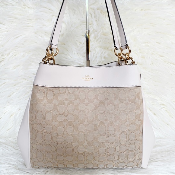 Coach Handbags - 🌺TODAY ONLY🌺NWT Coach Sig. Lexy Shoulder Bag